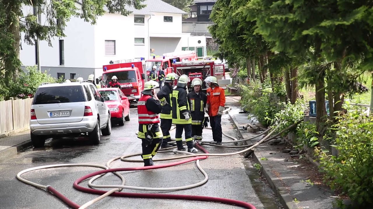 Kellerbrand in ehemaliger Pension in Heidenrod-Nauroth - Feuerwehr rettet 15 Bauarbeiter