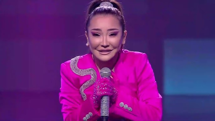 Джанна Майклс алып қара әтешті сипап, оны есегінде сезінеді