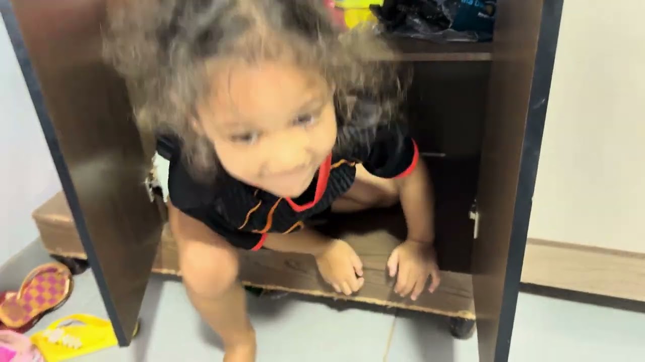 Buritinha e Dione escondendo do papai 