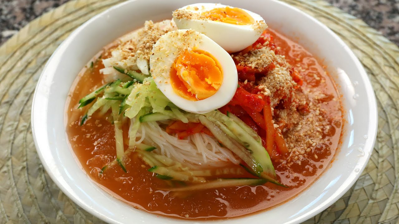 Cold kimchi noodle soup (kimchimari-guksu: )