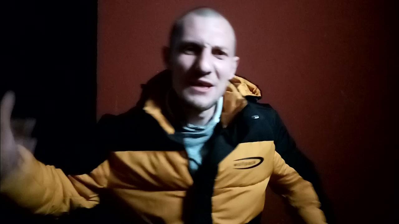 лысый поет песню