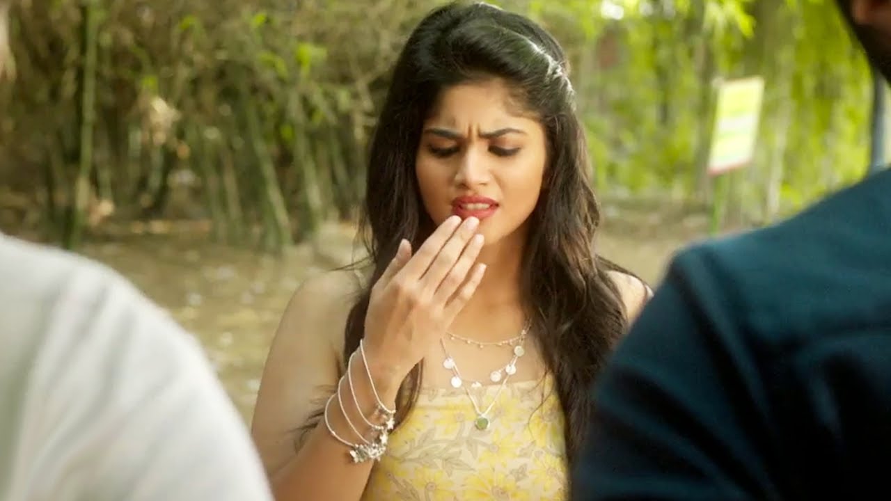 അര കിലോ ലിപ്സ്റ്റിക്ക് തേച്ച് വെച്ചിട്ടുണ്ടല്ലോ | Malayalam Movie Scene