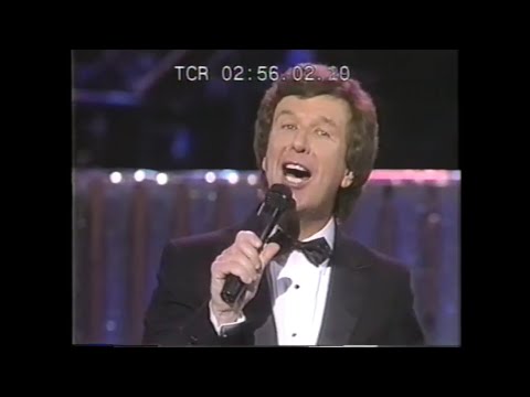 Bill Gaither and many others at the 18th Annual Dove Awards in 1987 - "I'll Fly Away"