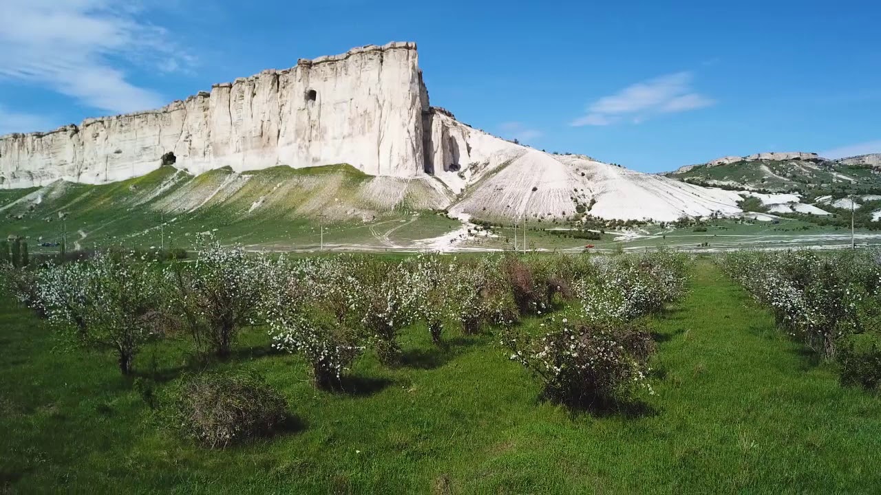 Белая скала на машине Белая скала на машине