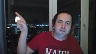 Oğuz Sasi̇ Uzayli Fi̇lmi̇ Ve İnsan Kaçirma Sahnesi̇ni̇ İzli̇yor