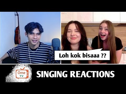 Dua cewek ini kaget setelah di nyanyiin lagu Bahasa mereka | SINGING REACTIONS OmeTV