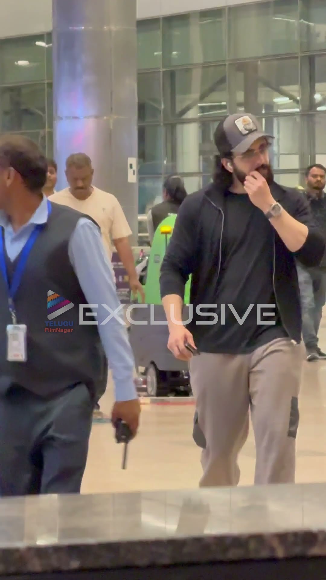 స్టైలిష్ లుక్ లో హైదరాబాద్ ఎయిర్ పోర్ట్ లో అక్కినేని అఖిల్ ❤️‍? | #AkhilAkkineni | #Shorts | TFN