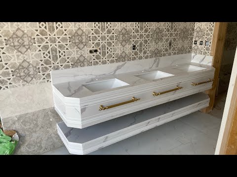 مغاسل مجلس رجال رخام ابيض مع رف