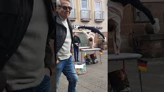 Крутейшие украинские акробаты на улицах Нюрнберга/Coolest Ukrainian acrobats onthe streets Nuremberg