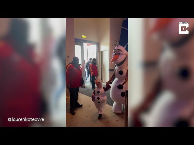 LITTLE GIRL DRESSED AS OLAF MEETS REAL OLAF AT DISNEYLAND class=