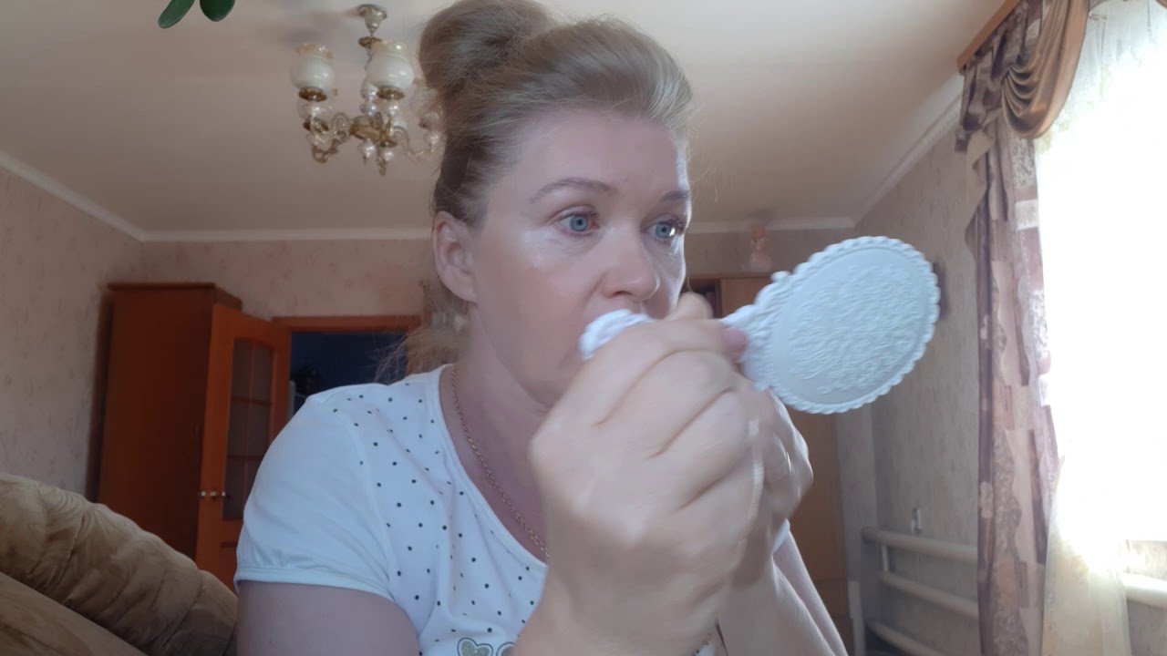 Собираюсь на работу,крашусь.