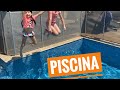 Bella e Lara pulando na piscina