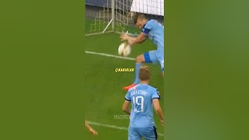FUTBOLCULAR NEDEN ELLE TOPU KURTARIYOR 🤯😱 #shorts #short #football