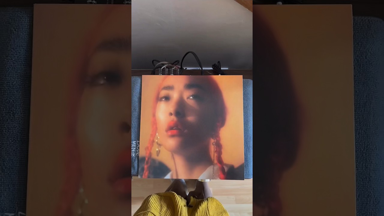 Regardez Rina Sawayama 'RINA' sur YouTube Regardez Rina Sawayama 'RINA' sur YouTube