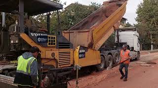 Asfalt Serimi Öncesi Finişer Ile Pmt Plentmiks Temel Serimi Volvo Abg7820B Resimi