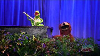 Kermit and Rowlf sing \\