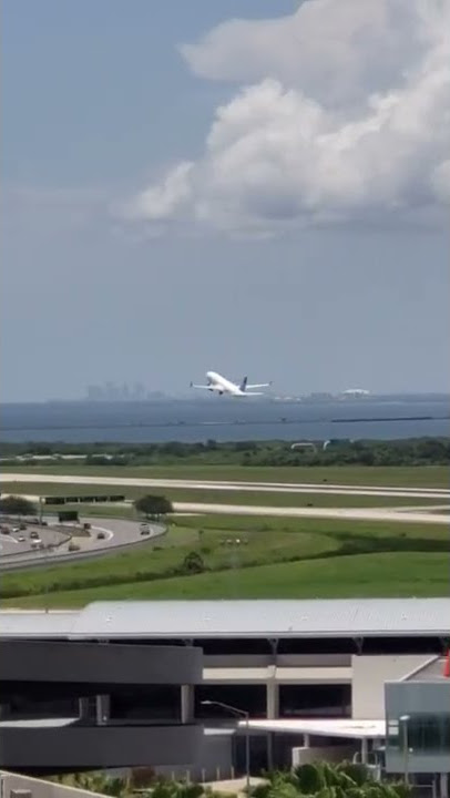 Good Sunday Morning! A United Airlines Takeoff from Tampa to Start Your Day! #shorts #like #travel