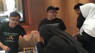 Download Lagu Ibunya Nia Eli Marlina, Kifli dan Mayang tiba di Basko Mall untuk Nobar dan Gala Premiere Film NIA MP3