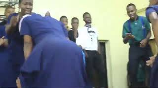 wanafunzi wakikata mauno (Bonyeza subscribe)
