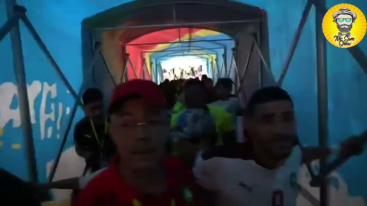 شاهد لحظة هروب فوزي لقجع و لاعبي المنتخب المغربي من مقذوفات و قنينات الجماهير