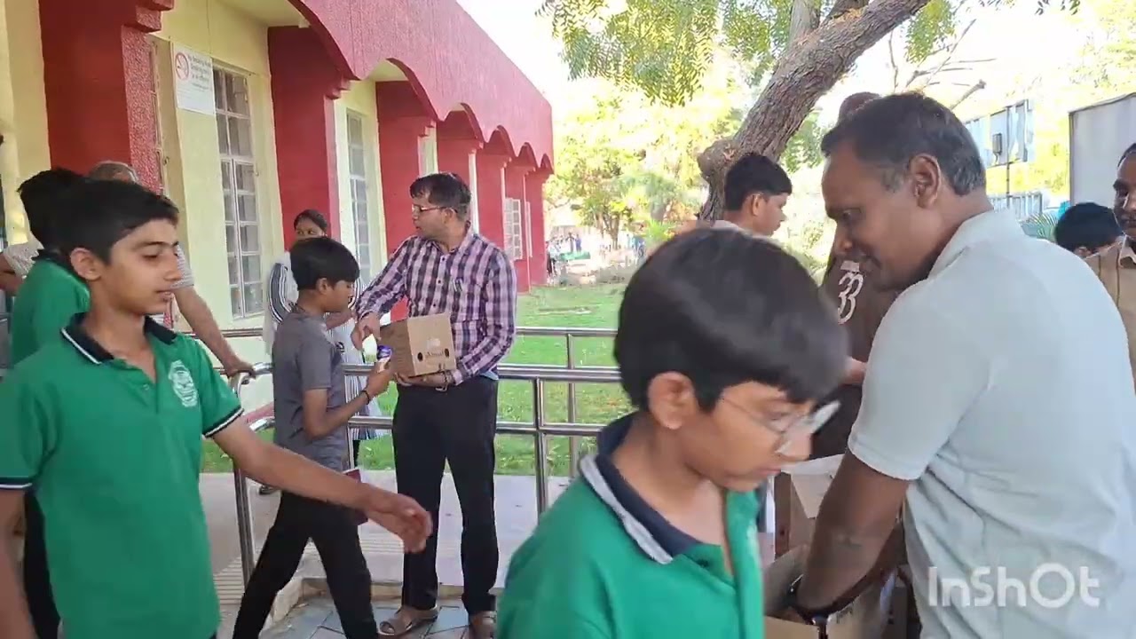 Ice cream was distributed to children on the occasion of Holi.#school #motivation #viralvideo 
