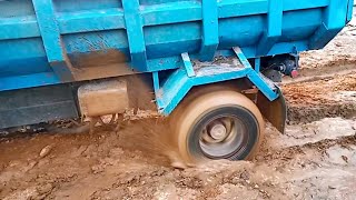 dump truck pasir terpuruk amblas di jalan licin..