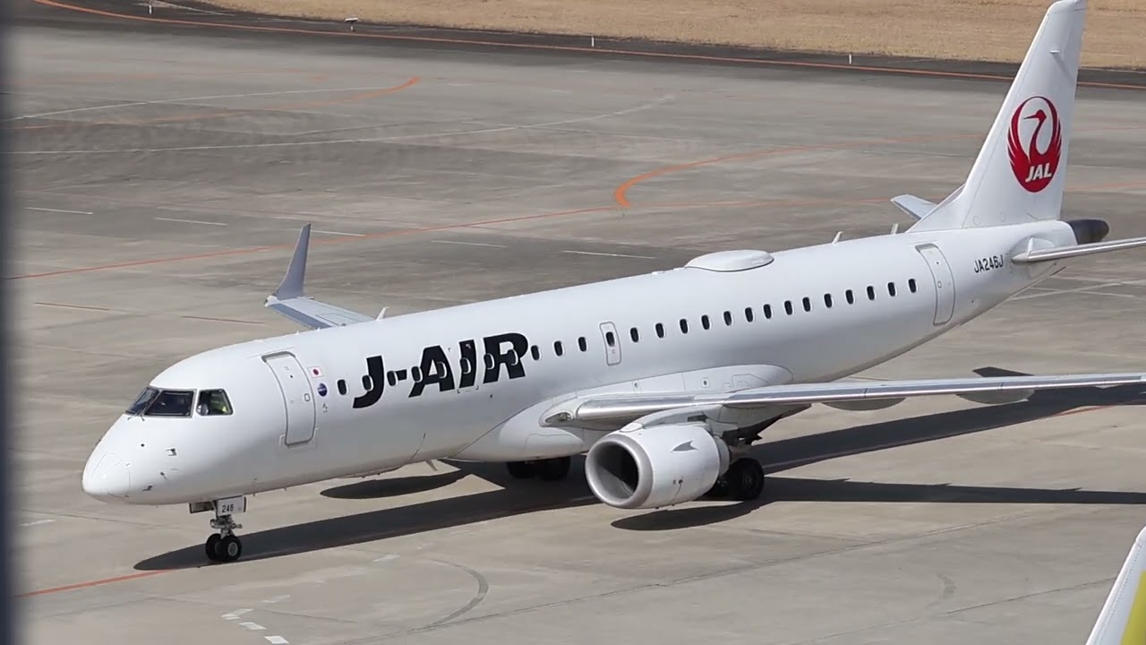 仙台空港に到着したJ-AIR JA246J エンブラエル190がスポットへ向かう