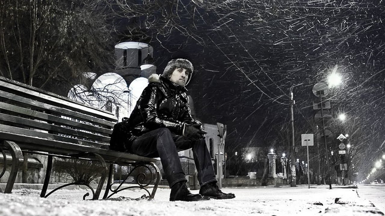 Можно часами бродить по. Зима одиночество. Люди зимой на скамейке. Одиночество зимой. Парень на скамейке зимой.