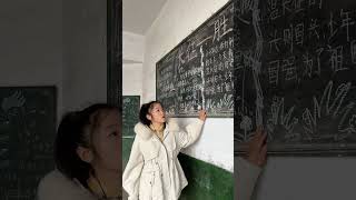 20多年后再次回到曾经的教室里,看着空荡荡的教室里,我知道满屋的同学们再也聚不齐了。#母校承载了多少回忆 #怀念母校 #教室 #一代人的回忆 #创作灵感