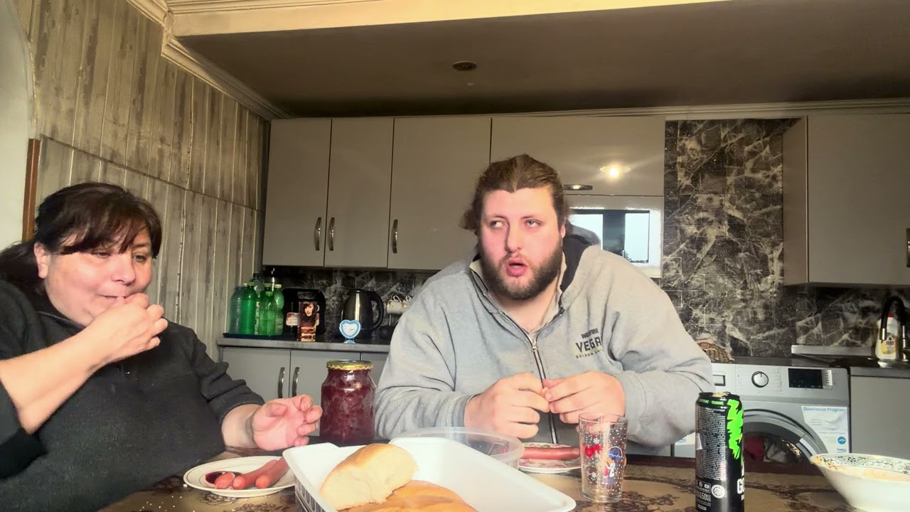 ცხარე რამენის 🍜 და სოსისის მუკბანგი და ჭურჭელი დავრეცხე