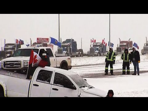 Some trucks leave as RCMP move on blockade at Alta. border