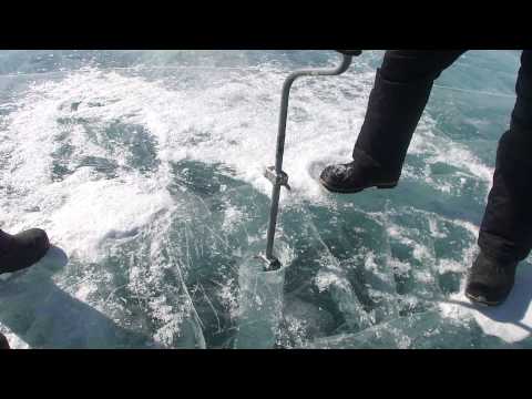 Бурение лунки на Байкале 24.03.2013 года. Подлёдная рыбалка. (Drilling holes on lake Baikal)