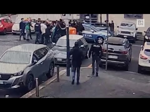 Torino, gruppo di antagonisti assalta volante della polizia
