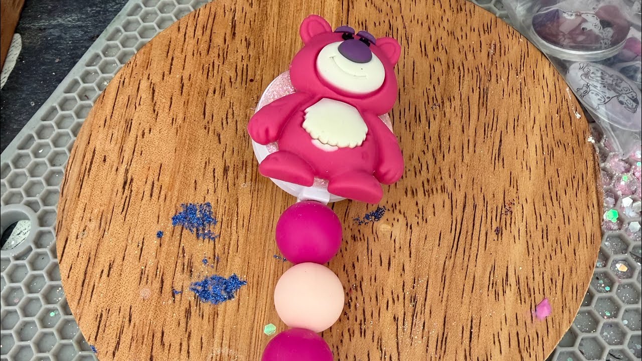 Самодельная подставка для бейджа Lotso с силиконовыми бусинами и смолой.