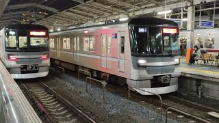 東京メトロ13000系13005編成が回送電車として草加駅4番線を発車する動画（2023.3.8 回24S）