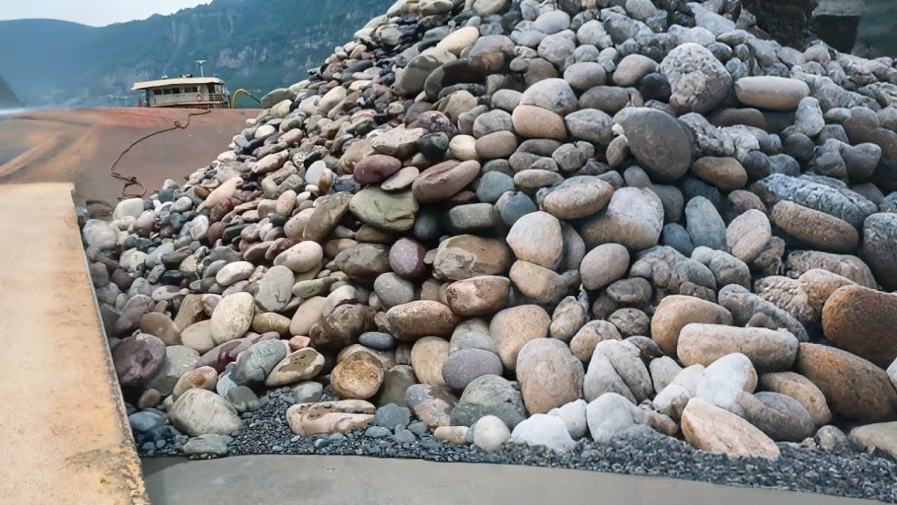 Barge unloads 4100 tons of large boulders - The flow continues without stopping until the very end