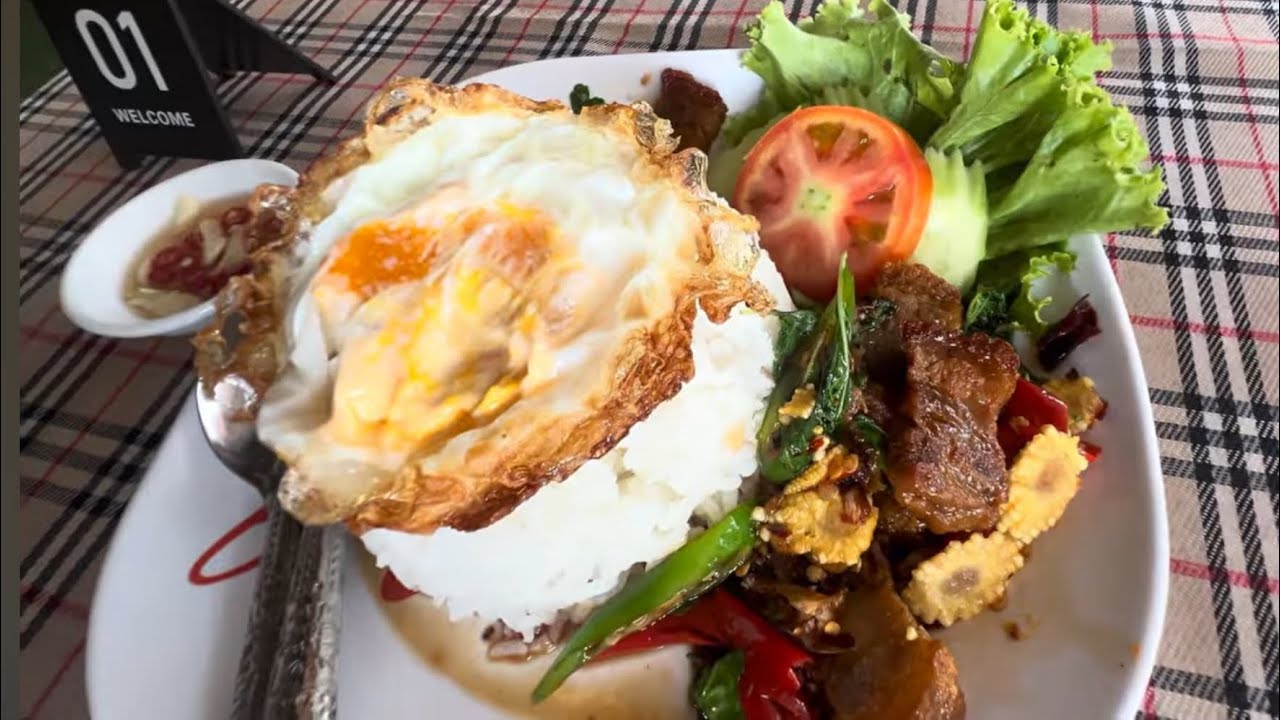 Crispy Pork Basil Rice with a runny fried egg 🍳🔥ข้าวกะเพราหมูกรอบไข่ดาว ไข่แดงเยิ้ม ๆ 