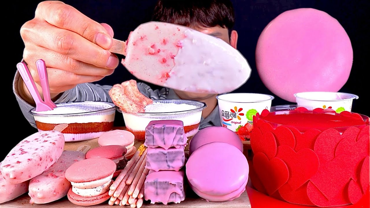 ASMR 핑크딸기디저트 딸기무스케이크 딸기초코몽쉘 딸기티라미수 딸기요플레 먹방~! Strawberry Dessert Party🥳 Chocolate Tiramisu MuKBang~!