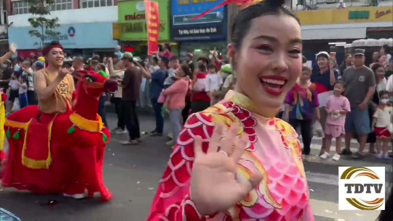 Gia nhập đoàn diễu hành Chợ Lớn: Đông vui hết biết. 