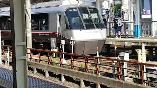 小田急30000形30054F編成EXEα藤沢駅発車