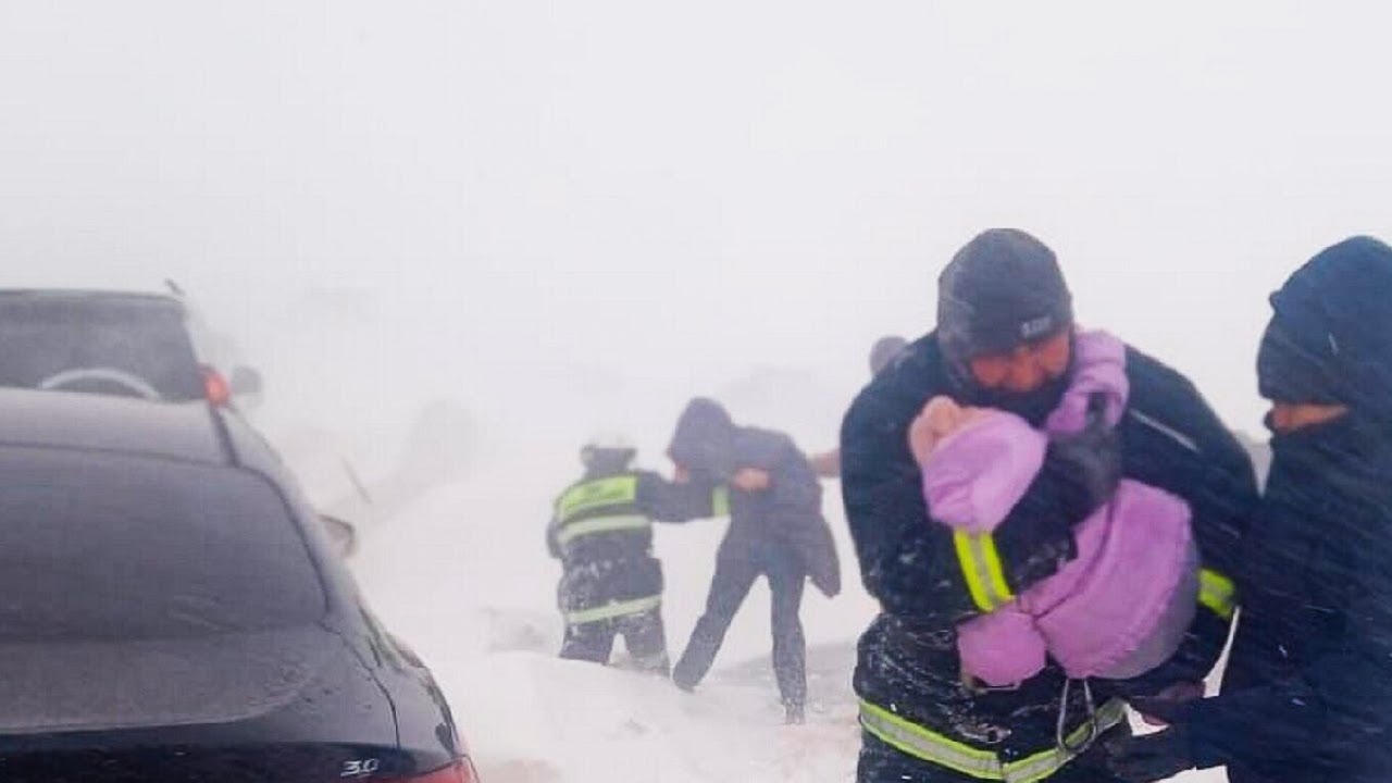 Метели не утихают в Карагандинской области. Людей эвакуируют с заснеженных трасс. Погода в СНГ