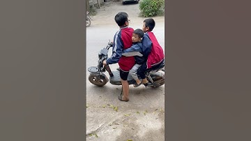 Khinh thường cậu bé nhà nghèo không có xe đạp đi và cậu ta chở 3 luôn