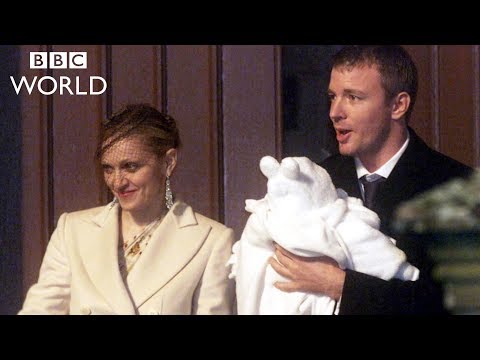 Videó: Madonna és Guy Ritchie bepereli fiát