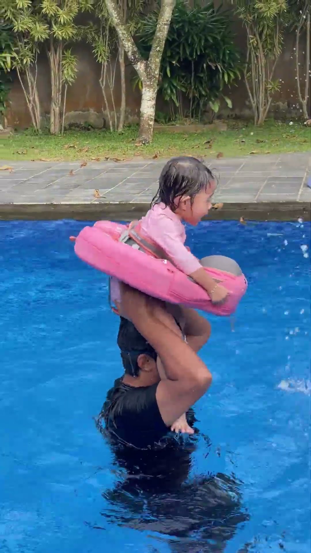 LEXIE DI JAHILIN AYAH BERENANG SAMA KAYA LEIKA DULU WAKTU KECIL