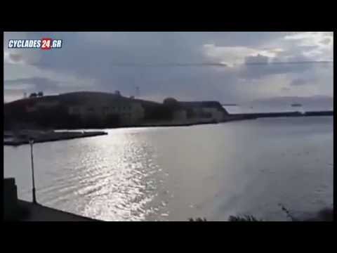 Απίστευτα στιγμιότυπα! Τεράστρια ρουφήχτρα "σηκώνει" τη θάλασσα στη Σύρο (VIDEO)