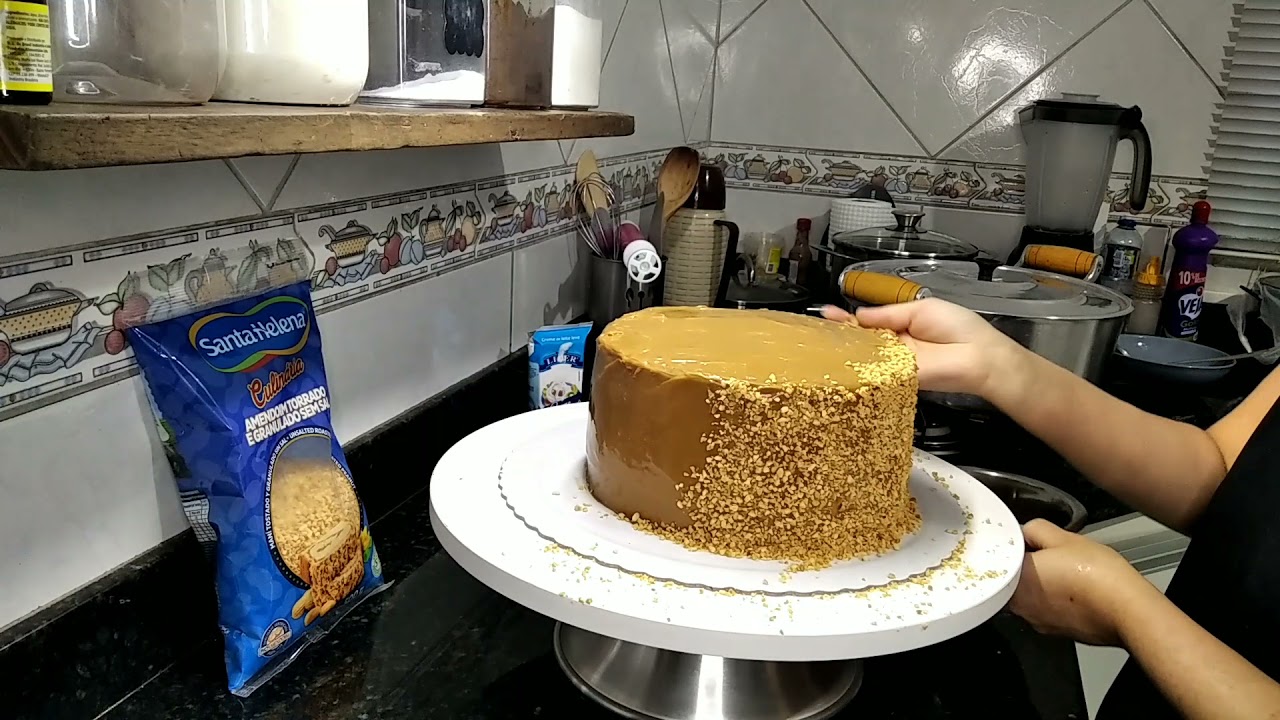 Bolo do meu aniversário, decorado com granulado de amendoim / blindagem de bolo