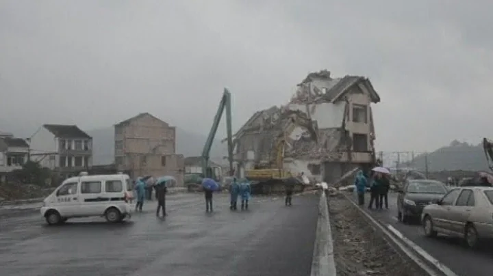 Chinese house in middle of road demolished - DayDayNews