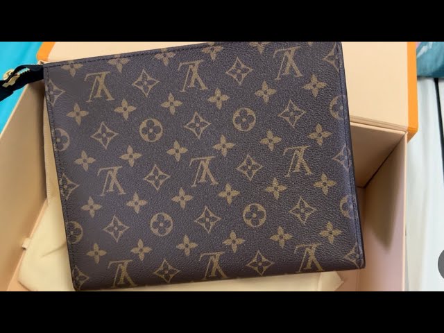 LOUIS VUITTON TOILETRY POUCH 19 vs 26 🤔 // What Fits & What I Use Each For  😉 