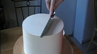 How to Ice & Smooth a Cake with Swiss Meringue Buttercream screenshot 3