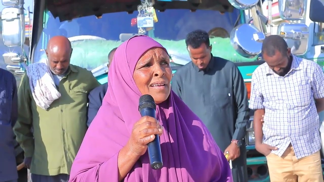 Gudoomiyaha degmada Axmed Macalin Haaruun oo biyo dhaamis u sameeyay danyarta xaafadaasi 